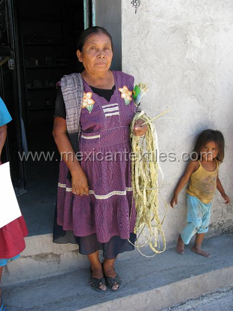 totolzintla_nahuatl07.JPG - This lady asked to have her photo taken after she saw me photo the first woman.